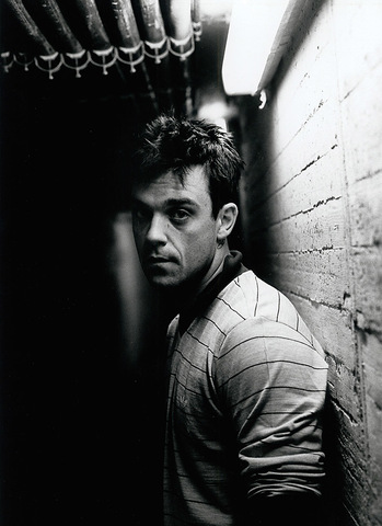 Robbie Williams firma el contracte discogràfic més car per un britànic, 80 milions de lliures esterlines