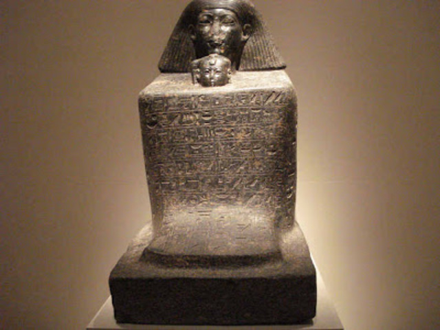 Estatua cubo de Senemut con princesa hatshepsut