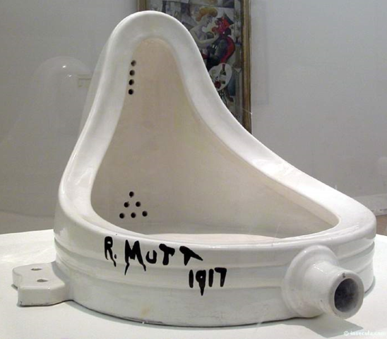 Marcel Duchamp, "Funtain (Fontaine)", Faïence blanche recouverte de glaçure et de peinture, 63 x 48 x 35 cm, 1917, 3e réplique, Musée National d'Art Moderne, Paris