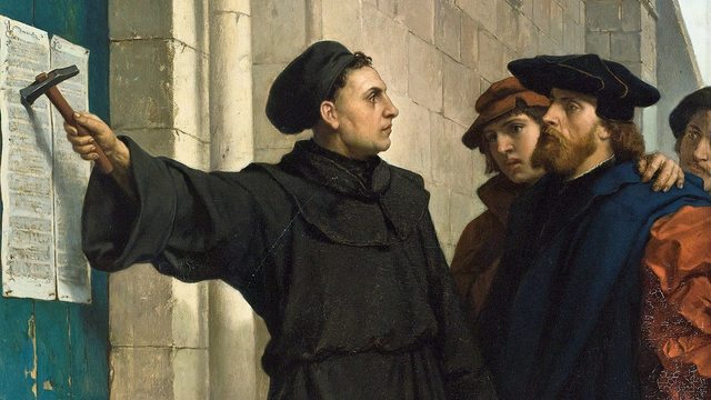 Martin Luther henger opp tesene på kirkedøra
