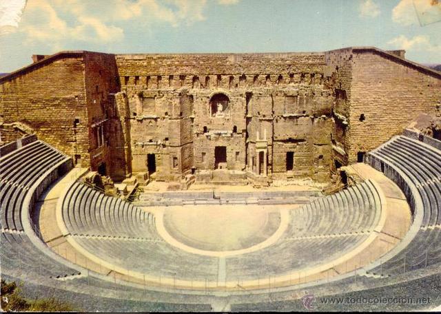 Teatro romano de Orange, (Francia), fundado alrededor de 40 a.C. y utilizado hasta varios años después de la caída del Imperio Romano. Es el teatro romano mejor conservado de Europa y de los mejores del mundo