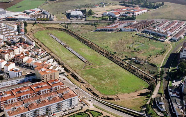 Circo romano de Mérida, (España). Se estima que la construcción comenzó en el 20 d.C y se inauguró alrededor del 50 d.C. Es el mejor conservado debido a que no se ha construido sobre él, como en la mayoría de casos.
