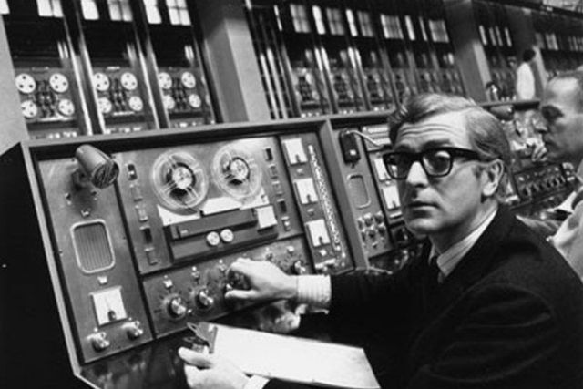 Inici d'investigacions per part d'ARPA,  on J. C. R. Licklider defensa amb èxit les seves idees relatives a una xarxa global d'ordinadors.