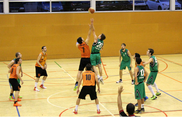 Primer partit de bàsquet guanyat