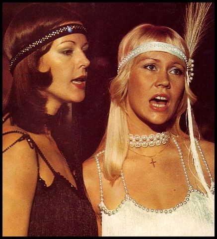 La Marina i jo tirem les seves joguines per la finestra