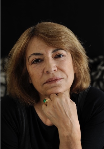 Nació ella en Santiago, Chile, en 1951