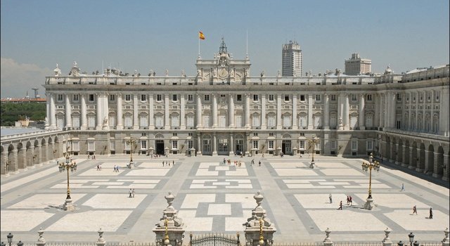 Inicio de la construcción del Palacio Real de Madrid