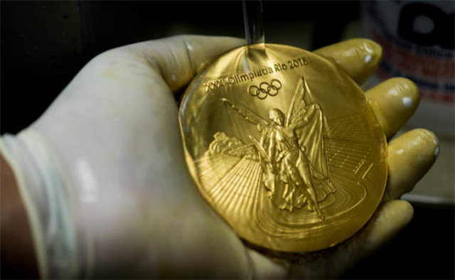 Paris and Australian swimmers win gold