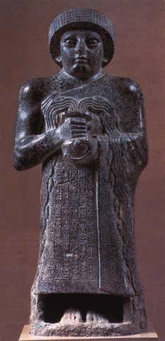 Estatua de Gudea con el vaso manante. Epoca neosumeria (2.130 a.C.).