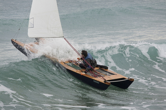 Surto a navegar sol per primer cop