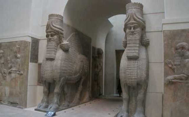 Palacio de Sargón II y leones alados del palacio