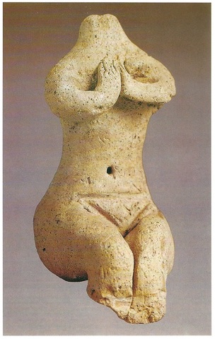 Figura femenina desnuda con manos sobre el pecho. Mesopotamia protohistórica. (4.500 a.C.)