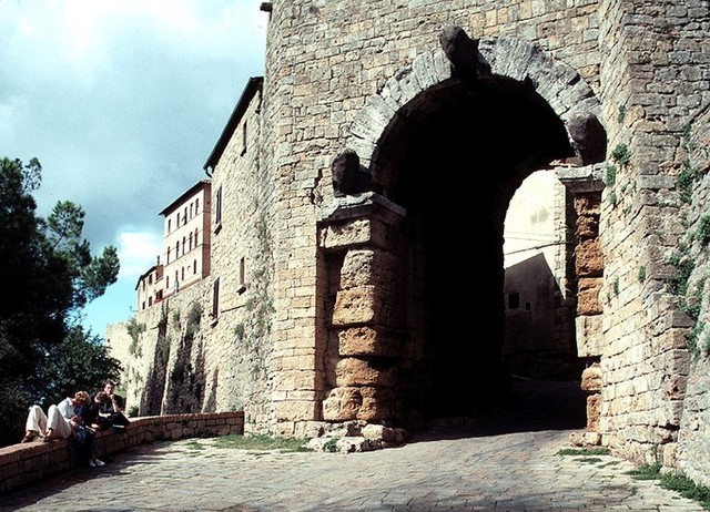 Puerta de la ciudad de Volterra