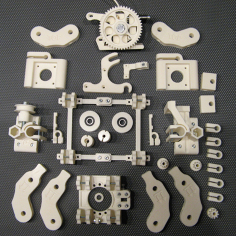 Kit şeklinde  Reprap konseptinde ilk ticari 3 boyutlu yazıcılar satışa sunuldu.