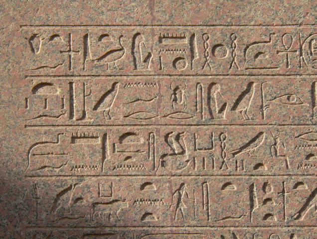 Los egipcios crearon un sistema de escritura llamado jeroglíficos y su alfabeto