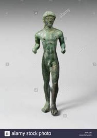 Estatuilla en bronce de un joven