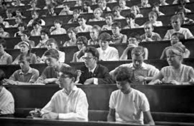 600.000 soviéticos seguían estudios superiores por correspondencia y Rumble y Keegan apuntan que en 1979 existían mas de 2.200.000 soviéticos estudiando por este sistema