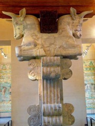 Capitel de columna con toros afrontados