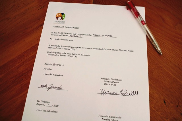 Tende rosse romantico