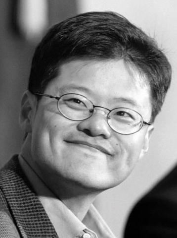 Jerry Yang asume la dirección de Yahoo!