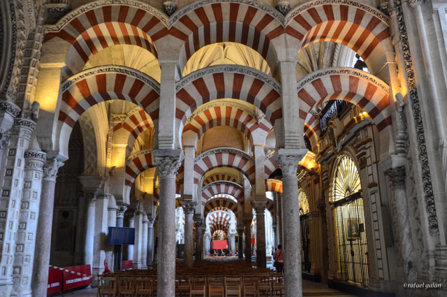 Inici obres de la Mesquita de Còrdova.