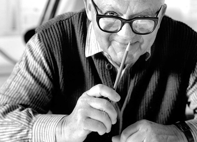 Conoce al diseñador Paul Rand, director de arte de la agencia.