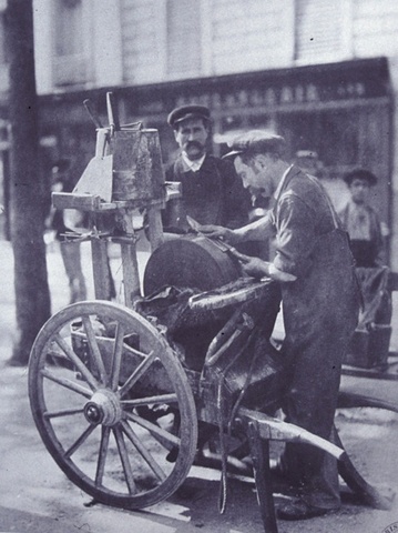 "Le rémouleur"(Atget)