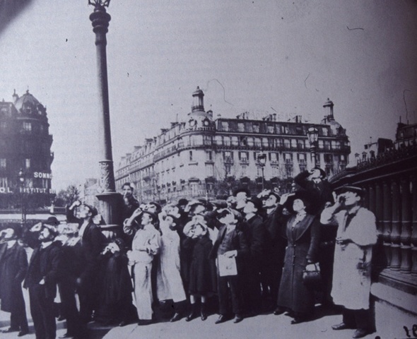 "l'éclipse" (Atget) en couverture de "la révolution surréaliste"