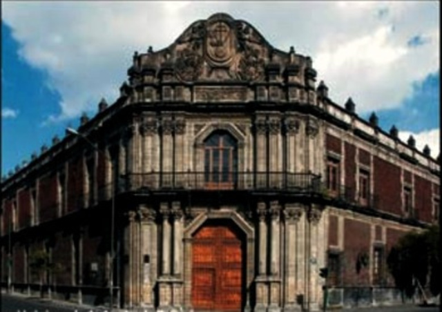 Se crea la real Universidad de la Nueva España