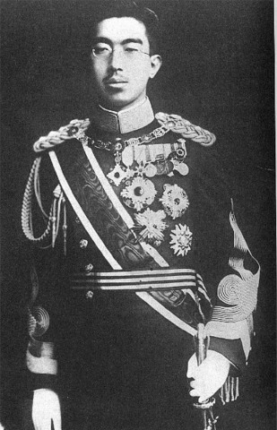 Hirohito es coronado emperador de Japón