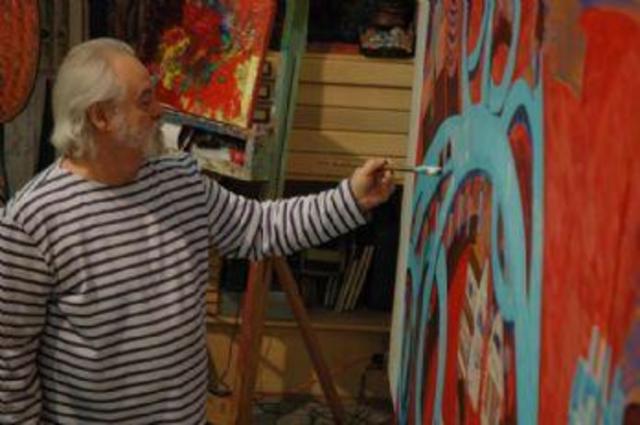 Él está viviendo y pintando