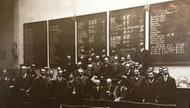 Se inaugura la bolsa de valores