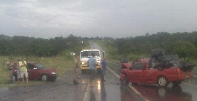 Carros batem na BR354, em Arcos