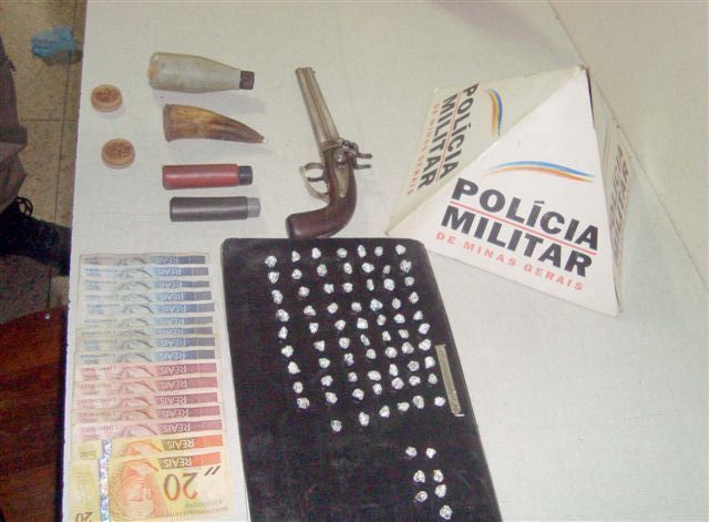PM prende quatro com arma e 76 pedras de crack