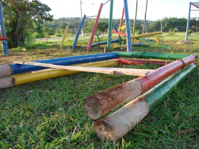 Dias depois de inaugurado, parque em Arcos tem brinquedos com estrutura alterada