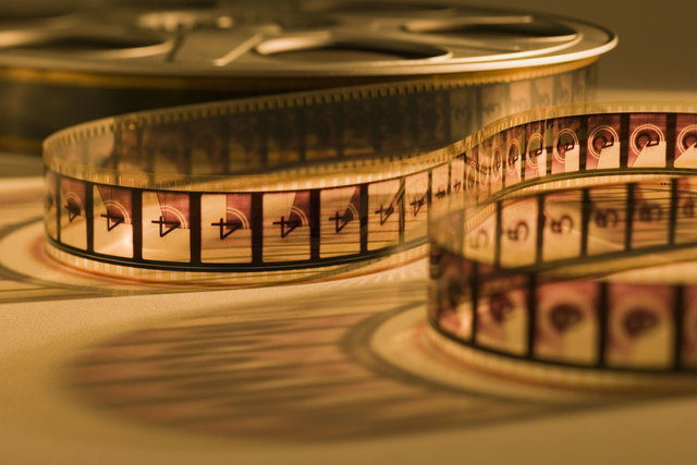 George Eastman desarrolla la película fotográfica y usa el celuloide como base