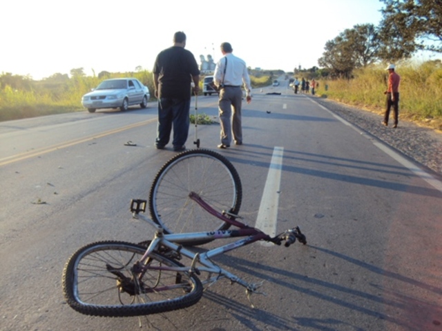 Ciclista adolescente morre ao bater em caminhão