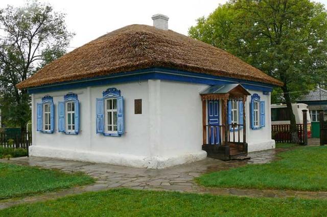 Осенью с семьёй перебирается в Вешенскую.