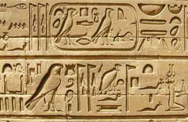 Egypt - Egypt begins using hieroglyphic