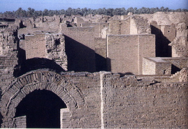 Alejandro Magno muere en Babilonia.