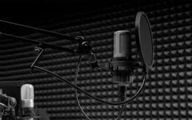 electrical recording allows labels to start using microphones in studio sessions.