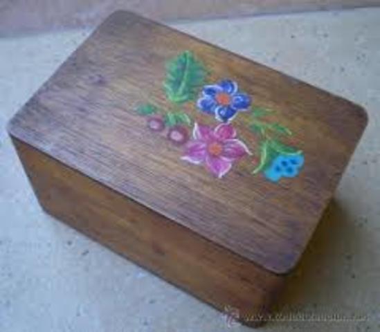 Abrieron la caja y se fueron a la casa de su abuela