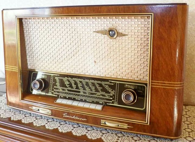de eerste radio