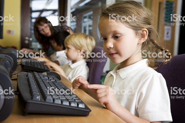 Se intensifica el uso del ordenador en las escuelas.