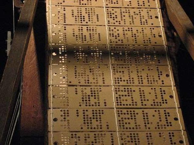 Francés Joseph Marie Jacquard inventa una máquina de telar. Tarjetas perforadas.