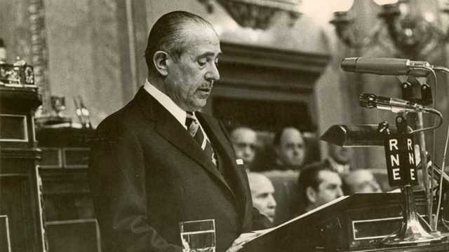 Arias Navarro anuncia reformas ante las Cortes