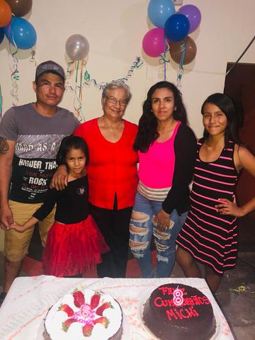 Celebrandole el cumpleaños a mi abuela