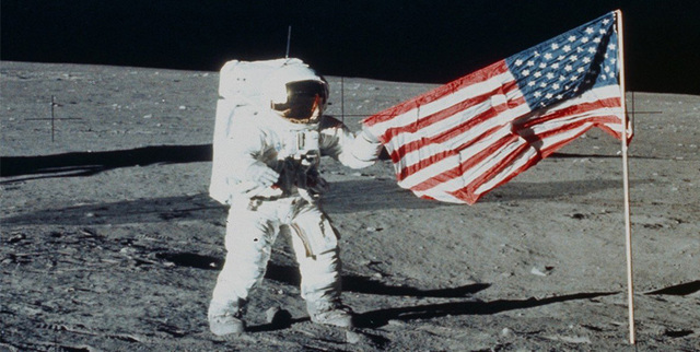 El hombre pisa la Luna.