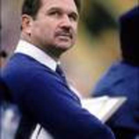 Mike Ditka Breaks his wrist