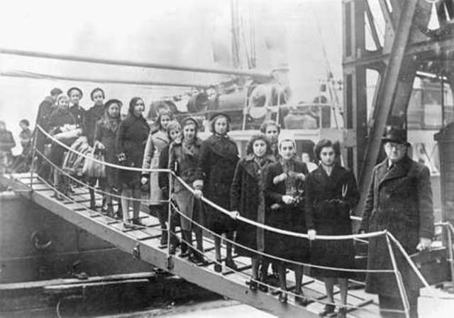 Kindertransport arrives in Great Britain